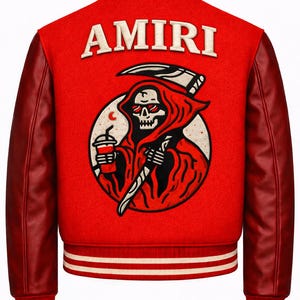 Puede incluir: Chaqueta universitaria roja con mangas de cuero burdeos. La parte trasera presenta el texto blanco "AMIRI" sobre un gráfico circular de una Parca sosteniendo una bebida y una guadaña. Detalles a rayas blancas y rojas en el cuello, puños y dobladillo.