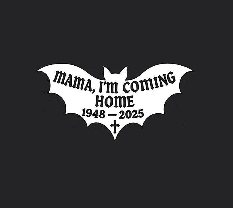 Puede incluir: Un dise&ntilde;o blanco en forma de murci&eacute;lago con el texto "MAMA, I'M COMING HOME" y los a&ntilde;os "1948-2025" con un s&iacute;mbolo de cruz, sobre un fondo negro. El dise&ntilde;o tiene un tema g&oacute;tico o de Halloween.