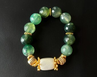 Pulsera de piedra natural estilo boho en tonos verde, crudo y dorado para mujer. Joyería ideal para niña, regalo de Navidad para ella y mamá.
