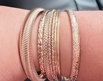 Conjunto de 8 pulseras y brazaletes de estilo bohemio con diseño texturizado, moderno y tradicional, para mujer. Regalo ideal para cumpleaños y el Día de la Madre.