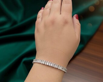 Pulsera de mujer con diseño de diamante baguette, ideal como regalo de aniversario, cumpleaños o Navidad, bañada en plata lacada.