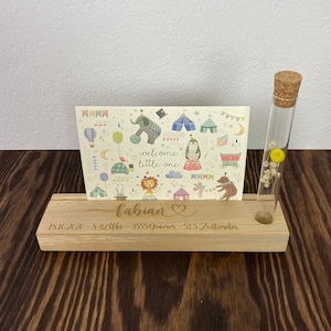 Kartenhalter Geburt mit Gravur und Blumenvase | Kartenaufsteller | Bilderleiste