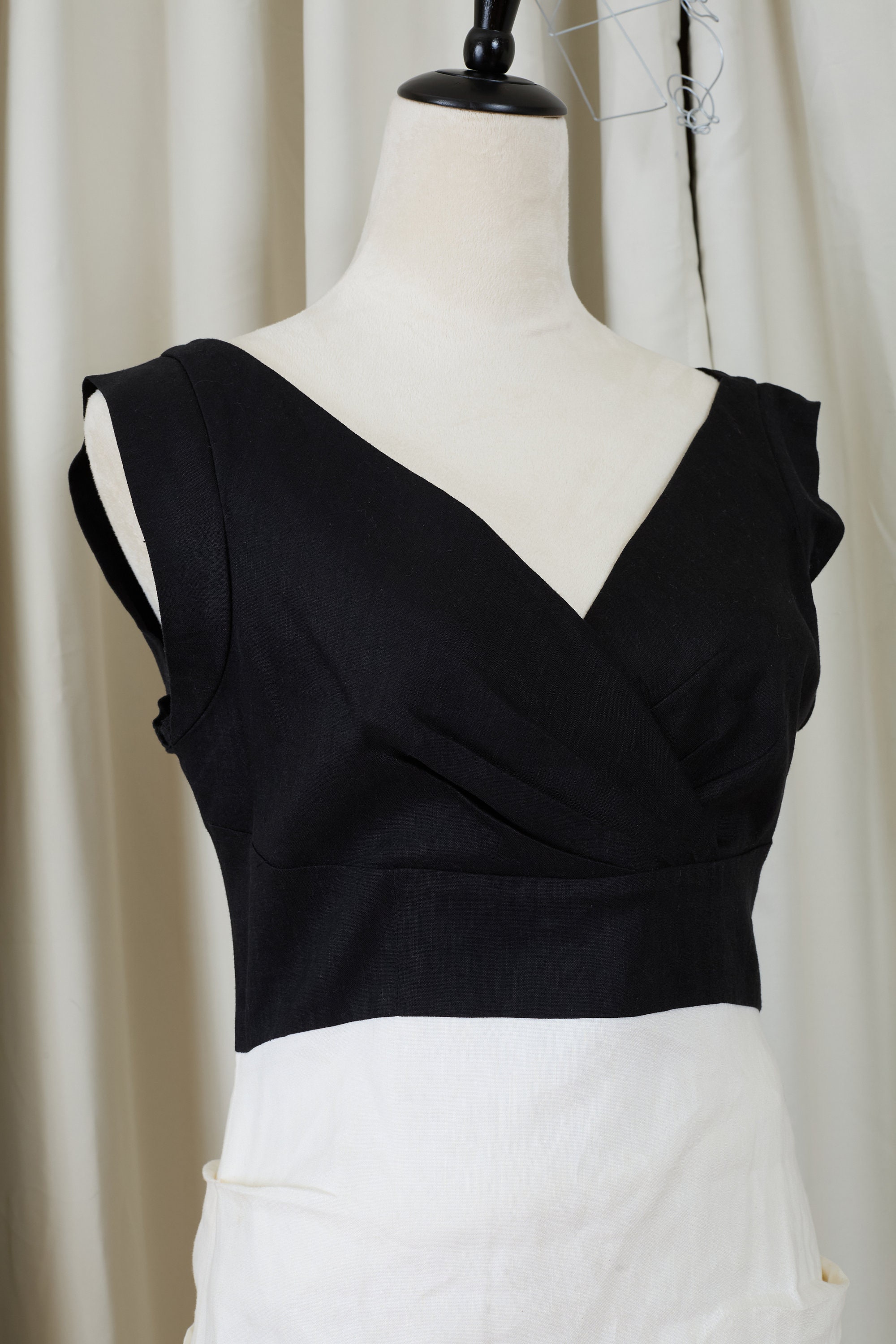 55% Linen V-neck Dress by Artelier by Nicole Miler in size 10 55% Linen V-neck Dress by Artelier by Nicole Miler in size 10