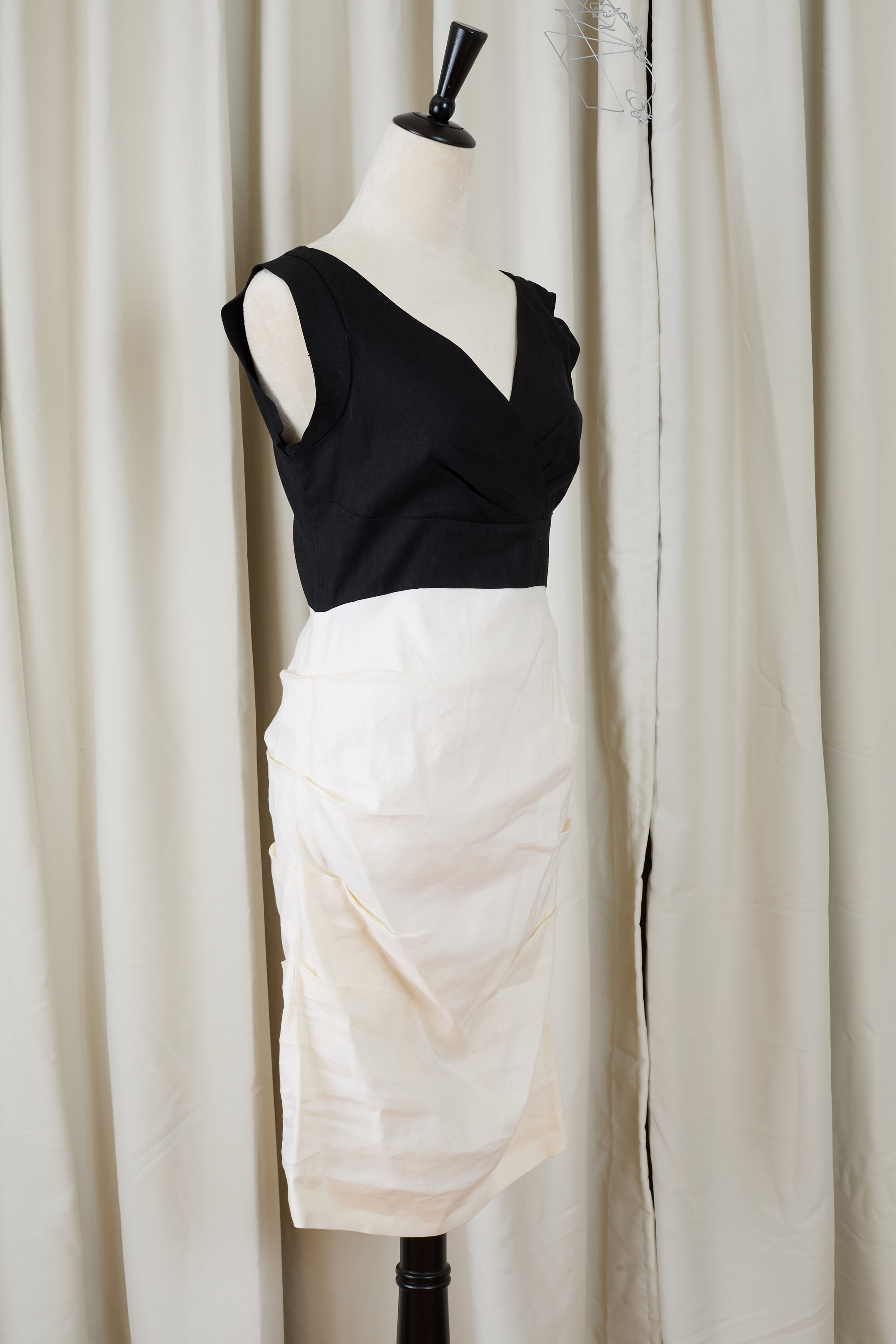 55% Linen V-neck Dress by Artelier by Nicole Miler in size 10