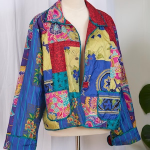 Chaqueta de seda acolchada con patchwork vintage – Estampado bohemio colorido – Tallas grandes – Talla mediana