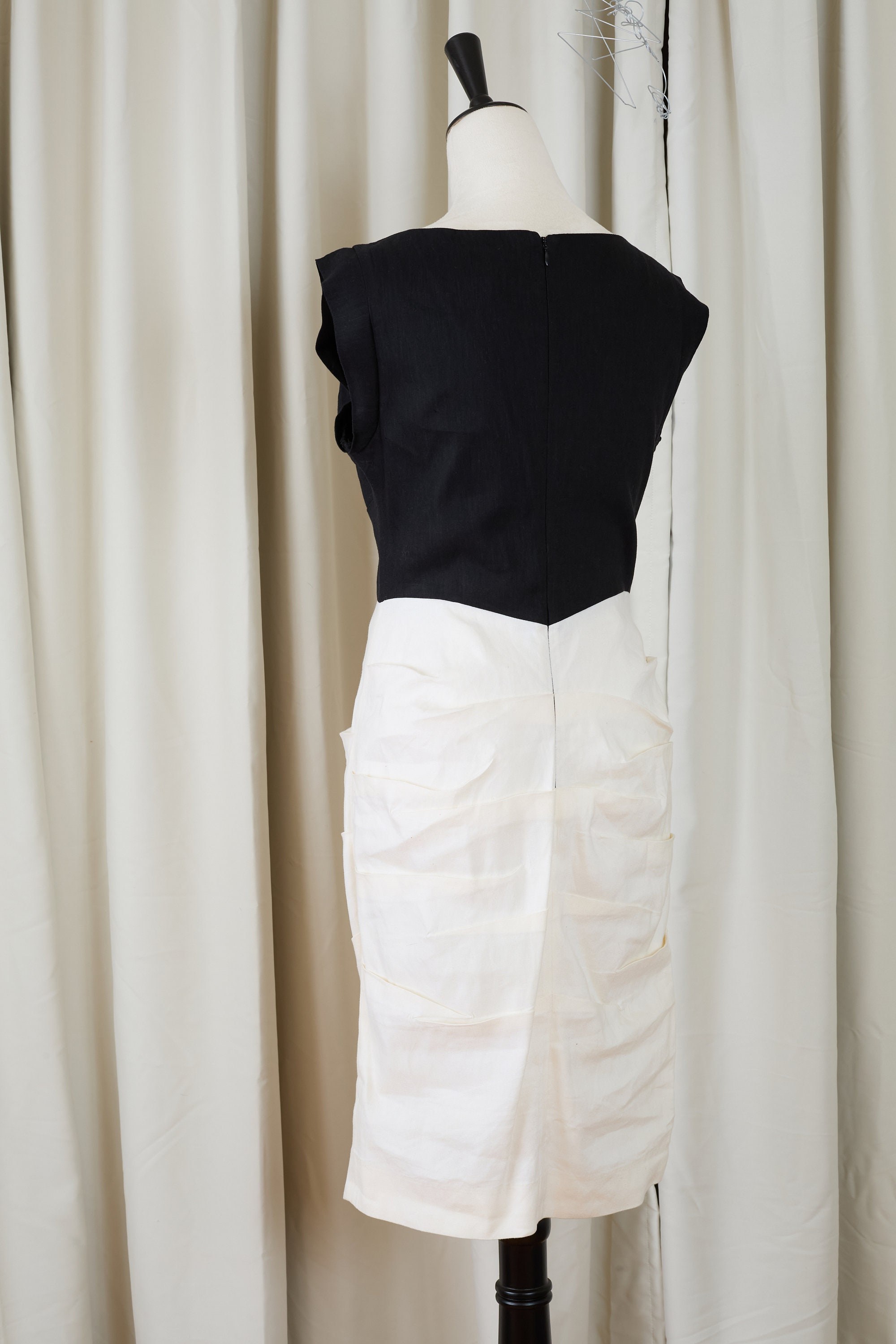 55% Linen V-neck Dress by Artelier by Nicole Miler in size 10 55% Linen V-neck Dress by Artelier by Nicole Miler in size 10