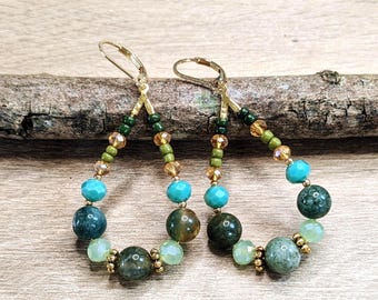 Boucles d'oreilles goutte en agate indienne verte et cristal. Boucles d'oreilles bohèmes avec pierres précieuses