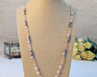 Collier en quartz rose, jaspe zèbre rose et cristal de verre. Bijoux bohèmes avec pierres naturelles.