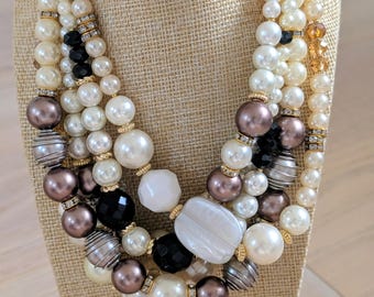 Ras de cou épais en perles et acrylique. Collier de fausses perles