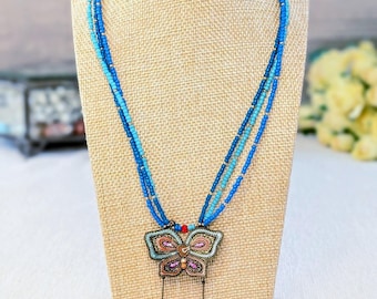Collier ras de cou papillon en métal avec graines de verre. Collier bohème. Bijoux bohèmes.