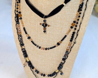 Collier bohème noir et or à quatre rangs
