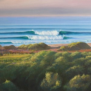 Puede incluir: Una pintura de un paisaje marítimo con olas que rompen en una playa de arena. Las olas son de un color azul verdoso vibrante y la arena es de un beige cálido. La pintura está enmarcada por un exuberante paisaje verde con una firma "BUSH" en la esquina inferior derecha.