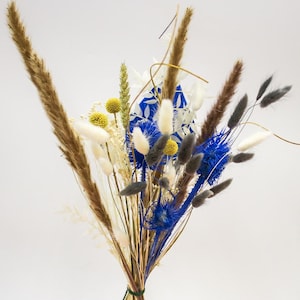 Blauw en geel droogbloemboeket: boho-huwelijksarrangement