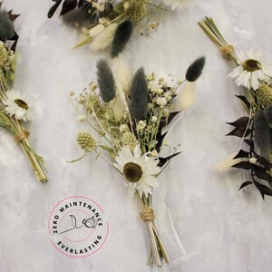 Gemengd zwart-wit knoopsgat met gedroogde bloemen | Staart van margriet en konijn | Eeuwige bruiloft boutonnière | Monochroom pin voor bruidegom