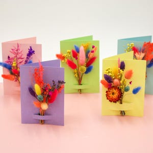 Cartões de flores secas arco-íris – Cartões de felicitações de flores secas artesanais, presente para ela, cartão de agradecimento, cartões de notas florais, cartão de aniversário