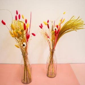 Buquê de flores secas amarelas e rosa choque, arranjo floral brilhante para casamentos, decoração de casa, estilo boho, centro de mesa floral vibrante e elegante