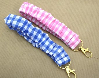 Llavero con cordón de tela a cuadros hecha a mano / Llavero de tela a cuadros en tonos pastel