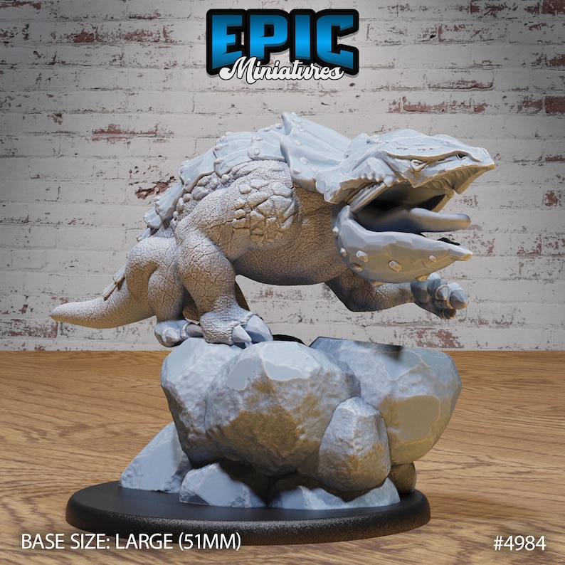 Pu&ograve; includere: Una miniatura grigia e dettagliata di una creatura con una grande bocca e denti affilati, in piedi su una base rocciosa. La miniatura &egrave; etichettata "EPIC Miniatures" e "#4984". La dimensione della base &egrave; "LARGE (51MM)".
