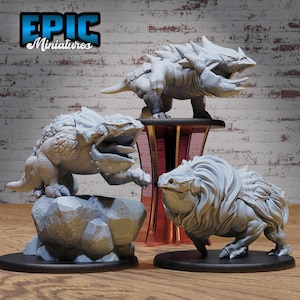 Pu&ograve; includere: Tre miniature di creature fantastiche grigie stampate in 3D. La prima &egrave; una grande creatura a quattro zampe, spinosa, con una grande bocca. La seconda &egrave; una creatura pi&ugrave; piccola, a quattro zampe, con una grande bocca e una schiena spinosa. La terza &egrave; una creatura a quattro zampe con una grande criniera e un lungo muso.