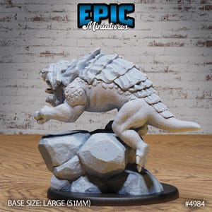Pu&ograve; includere: Una miniatura grigia e dettagliata di una creatura rettile con una schiena spinosa, in piedi su una base rocciosa. La miniatura &egrave; di 51 mm e porta l'etichetta "EPIC Miniatures #4984".