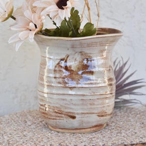 Jarrón de cerámica blanco roto, hecho a mano, para utensilios de cocina, jarrón rústico decorativo de cerámica ancho para arreglos florales, organizador de utensilios de cerámica texturizada.