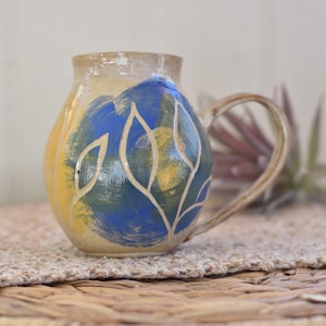 Tazza grande con motivo sgraffito e intagliato / Tazze da caffè in gres di qualità / Tazza floreale e botanica tornita al tornio / Grande tazza isolante in ceramica