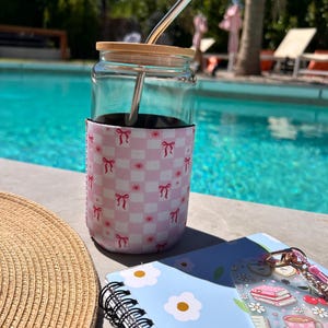 Funda para café helado con lazo a cuadros rosas / Funda de neopreno para taza femenina / Envoltorio de bebidas con estética coqueta / Lindo accesorio reutilizable para café