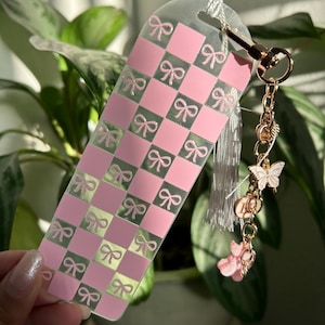Pink Bow Checkered Bookmark – Soft Girl Aesthetic | Coquette Bookish Gift | Acrylic Bookmark with Charm | Girly Book Accessories