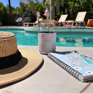 Funda para taza Coquette / Funda para café helado Soft Girl / Funda de neopreno con lazo rosa y flores / Envoltura para café Cottagecore / Accesorio de cafetería femenino