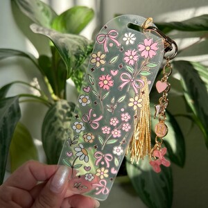 Marcador de Livro para Jardim de Flores Silvestres – Marcador de Livro para Meninas com Laço Floral | Presente de Leitura Estético | Marcador de Livro em Acrílico Transparente com Pingente