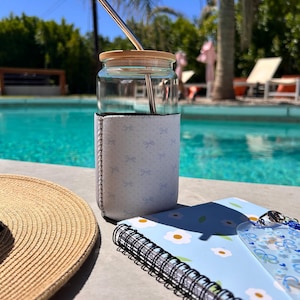 Funda para café helado con lazo azul mini / Funda suave para bebidas de niña / Portavasos de neopreno / Funda para taza estilo cottagecore pastel / Estética kawaii coqueta