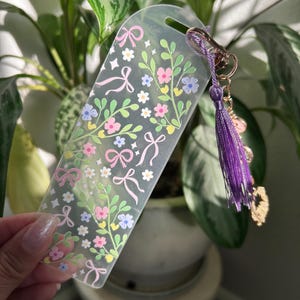 Marcador de Livro em Pastel Garden – Marcador Floral Transparente com Laços | Presente para Amantes de Livros Soft Girl | Estética Cottagecore Coquette