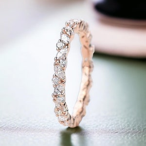 Anello nuziale vintage in oro rosa 14 carati con moissanite taglio marquise e fascia eternity.