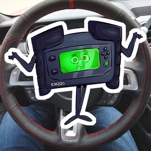 Puede incluir: Una ilustración de dibujos animados de una herramienta de diagnóstico de automóvil negra y azul con una pantalla verde y el texto "IDK820". La herramienta está dibujada con brazos y piernas y está de pie frente a un volante de automóvil.