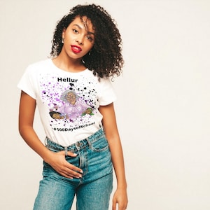 Könnte beinhalten: Weißes T-Shirt mit einer lila und schwarzen Grafik einer Frau mit drei Kindern. Der Text auf dem Shirt lautet "Hellur #100DaysofSchool"