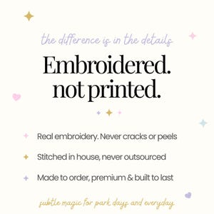 Op de afbeelding: Een wit grafisch bord met pastelkleurige sterren en hartjes met de tekst: the difference is in the details, Embroidered. not printed. Real embroidery. Never cracks or peels, Stitched in house, never outsourced, Made to order, premium & built to last, subtle magic for park days and everyday.