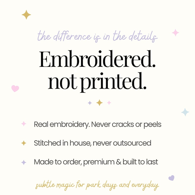 Op de afbeelding: Een wit grafisch bord met pastelkleurige sterren en hartjes met de tekst: the difference is in the details, Embroidered. not printed. Real embroidery. Never cracks or peels, Stitched in house, never outsourced, Made to order, premium & built to last, subtle magic for park days and everyday.