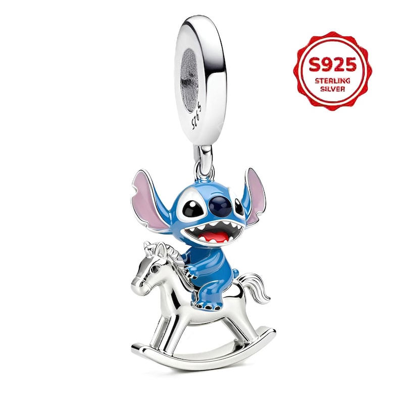 Pode incluir: Um berloque de prata esterlina com um personagem de desenho animado azul montado em um cavalo de balan&ccedil;o prateado. O personagem tem orelhas grandes e um sorriso largo, pintado em azul com detalhes em rosa. O berloque &eacute; marcado com "S925 STERLING SILVER".