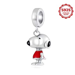 Könnte beinhalten: Ein silberner Charm-Anhänger mit einer Cartoonfigur mit rotem Oberteil und schwarzen Augen. Der Charm hat eine Schlaufe zum Befestigen an einem Armband oder einer Halskette. Der Charm ist mit "S925 STERLING SILVER" in einem roten Kreis markiert.