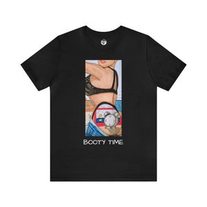 La tinta surrealista se encuentra con la camiseta &#39;Booty Time&#39;: donde los tatuajes y el tiempo chocan
