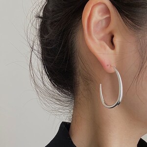 925 Sterling Silver Geometric C Shape Earring.