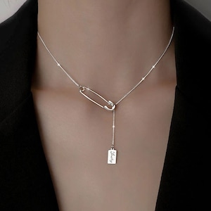Ocean's 8 safety pin necklace cheap