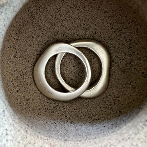 Set von 2 - Minimalist einzigartige Bar Ring, abgerundete Kanten stapelbare Ring, Silber Ring, Valentinstag, nicht trüben Ring, Zeigefinger Ring