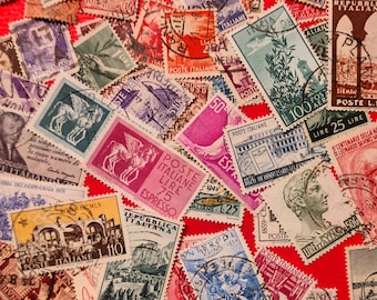 Lot von 50 antiken Briefmarken, die von 1865 bis 1959 in Italien für die Sammlung verwendet wurden – alte Briefmarken des italienischen Königreichs und der Republik von 1865 bis 1959