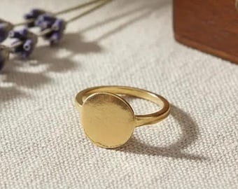 Gold Round Disc Signet Ring, Minimalist Circle Ring, Dainty Gold Ring, Stackable Everyday Jewelry, Personalized Gift for Her