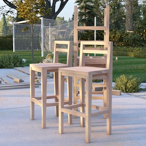 Puede incluir: Tres taburetes de bar de madera sin terminar con un dise&ntilde;o sencillo. Los taburetes est&aacute;n hechos de madera natural y tienen un color marr&oacute;n claro.