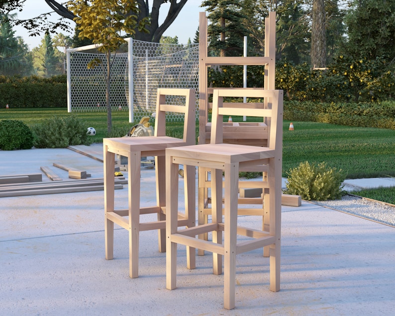 Puede incluir: Tres taburetes de bar de madera sin terminar con un dise&ntilde;o sencillo. Los taburetes est&aacute;n hechos de madera natural y tienen un color marr&oacute;n claro.