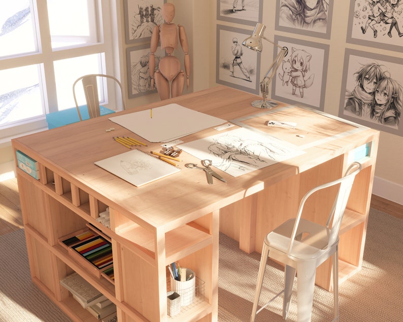Pu&ograve; includere: Una scrivania da artista in legno con mensole e cassetti, con una finitura in legno chiaro. La scrivania &egrave; allestita con materiali da disegno, tra cui matite, un blocco per schizzi e un paio di forbici. Ci sono diversi disegni incorniciati sulla parete dietro la scrivania, che raffigurano personaggi di anime.