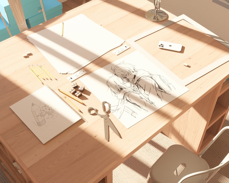 Pu&ograve; includere: Una scrivania di legno con una sedia bianca, un disegno di due persone, un blocco per schizzi, matite, un temperamatite e un paio di forbici. La scrivania &egrave; illuminata dalla luce del sole.