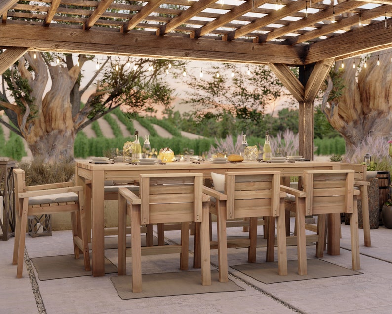 Op de afbeelding: Een houten eettafelset voor buiten met een rechthoekige tafel en zes stoelen. De tafel en stoelen zijn gemaakt van natuurlijk hout en hebben een rustieke afwerking. De set staat onder een houten pergola met lichtslingers.